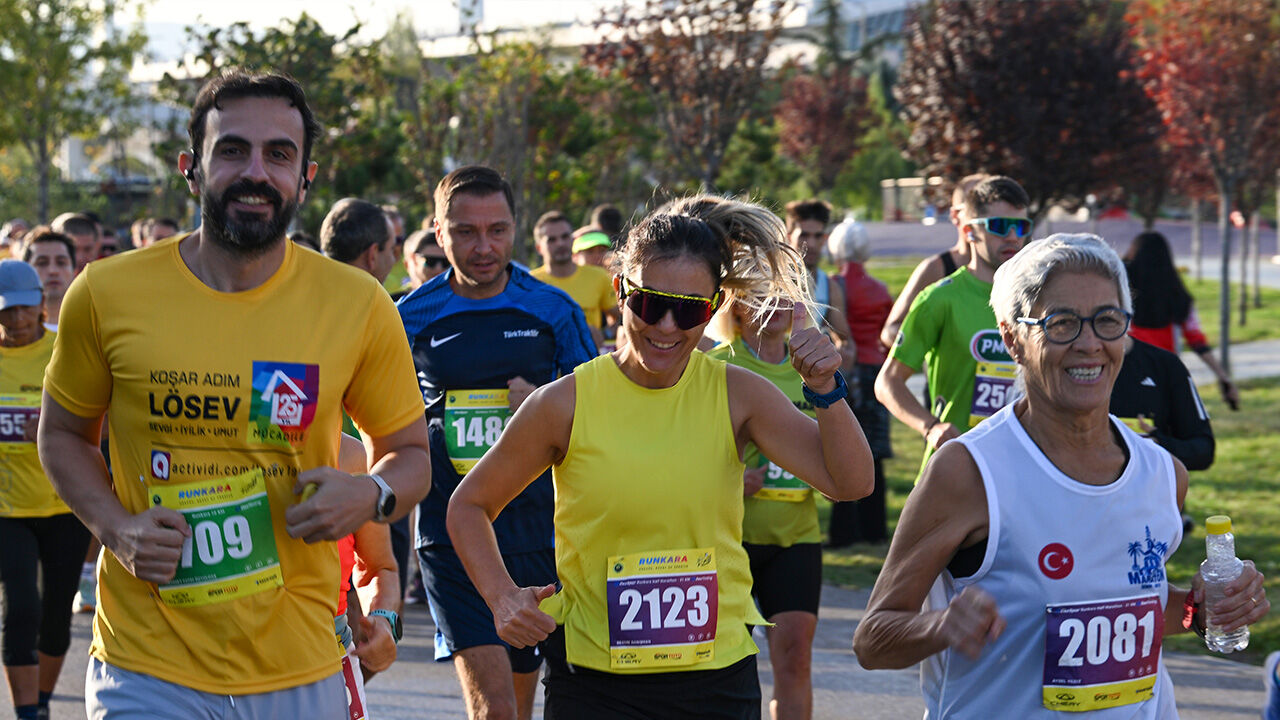 Ankara'da Runkara coşkusu! Maraton koşusuna binlerce sporcu katıldı, 46 ülke yarıştı - 6. Resim