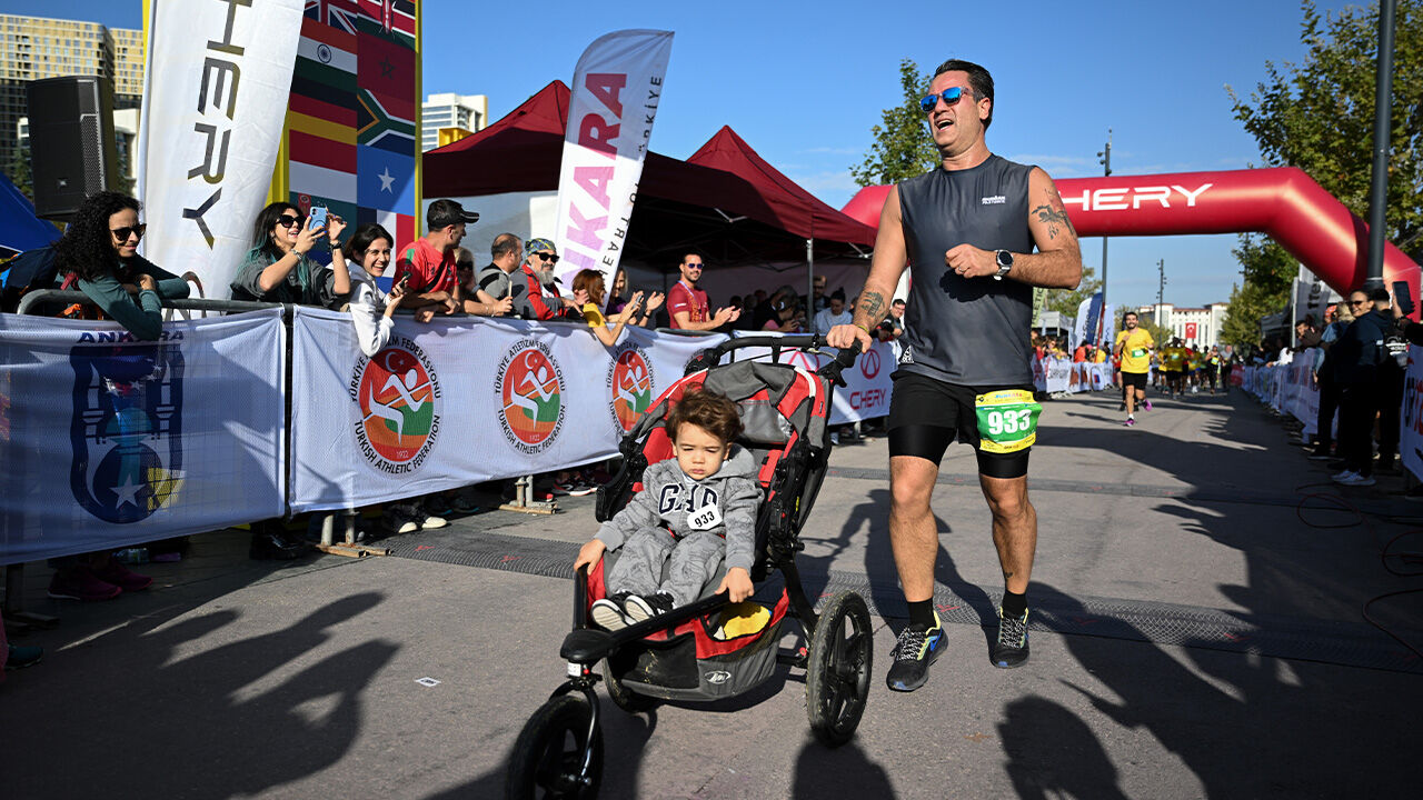 Ankara'da Runkara coşkusu! Maraton koşusuna binlerce sporcu katıldı, 46 ülke yarıştı - 1. Resim