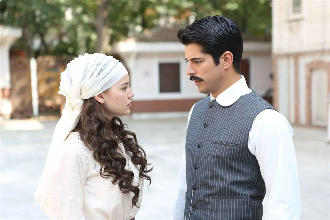 Burak Özçivit ve Fahriye Evcen'in açıklaması tepki çekti! Sosyal medya yıkıldı - 1. Resim