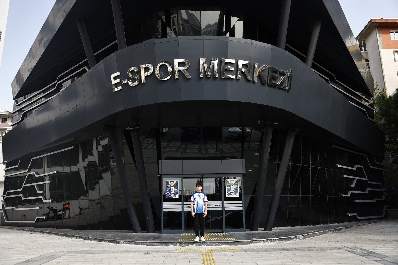 E-spor oyuncusu Emirhan, 23 milyon arasından 44’üncü oldu E-spor oyuncusu Emirhan, 23 milyon arasından 44’üncü oldu - 2. Resim