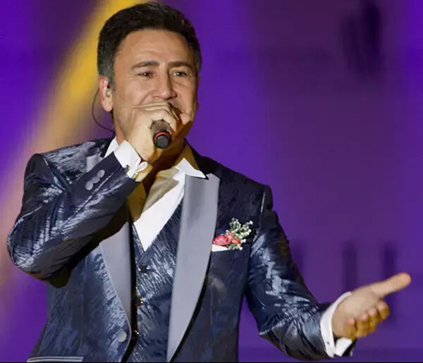 İzzet Yıldızhan sahnede bir anda yanmaya başladı! İzleyiciler neye uğradığını şaşırdı - 1. Resim