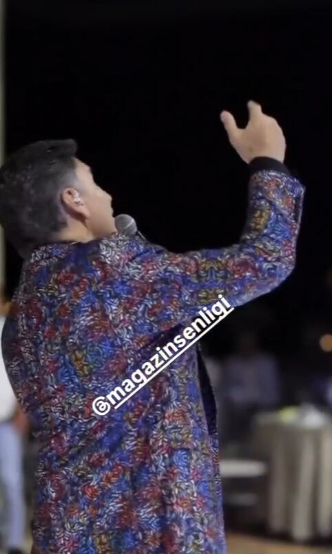 İzzet Yıldızhan sahnede bir anda yanmaya başladı! İzleyiciler neye uğradığını şaşırdı - 3. Resim