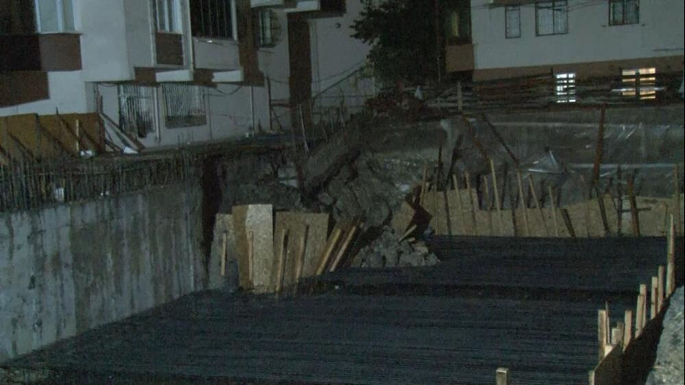 Küçükçekmece'de gece yarısı sıcak saatler! Yağmur sonrası toprak kaydı, insanlar tahliye edildi Küçükçekmece'de gece yarısı sıcak saatler! Yağmur sonrası toprak kaydı, insanlar tahliye edildi - 2. Resim