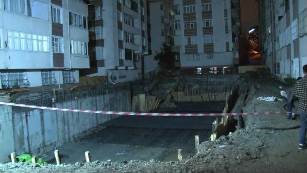 Küçükçekmece'de gece yarısı sıcak saatler! Yağmur sonrası toprak kaydı, insanlar tahliye edildi Küçükçekmece'de gece yarısı sıcak saatler! Yağmur sonrası toprak kaydı, insanlar tahliye edildi - 1. Resim