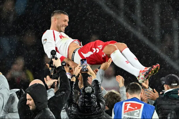 Lukas Podolski futbola veda etti! Gözyaşlarına hakim olamadı - 1. Resim