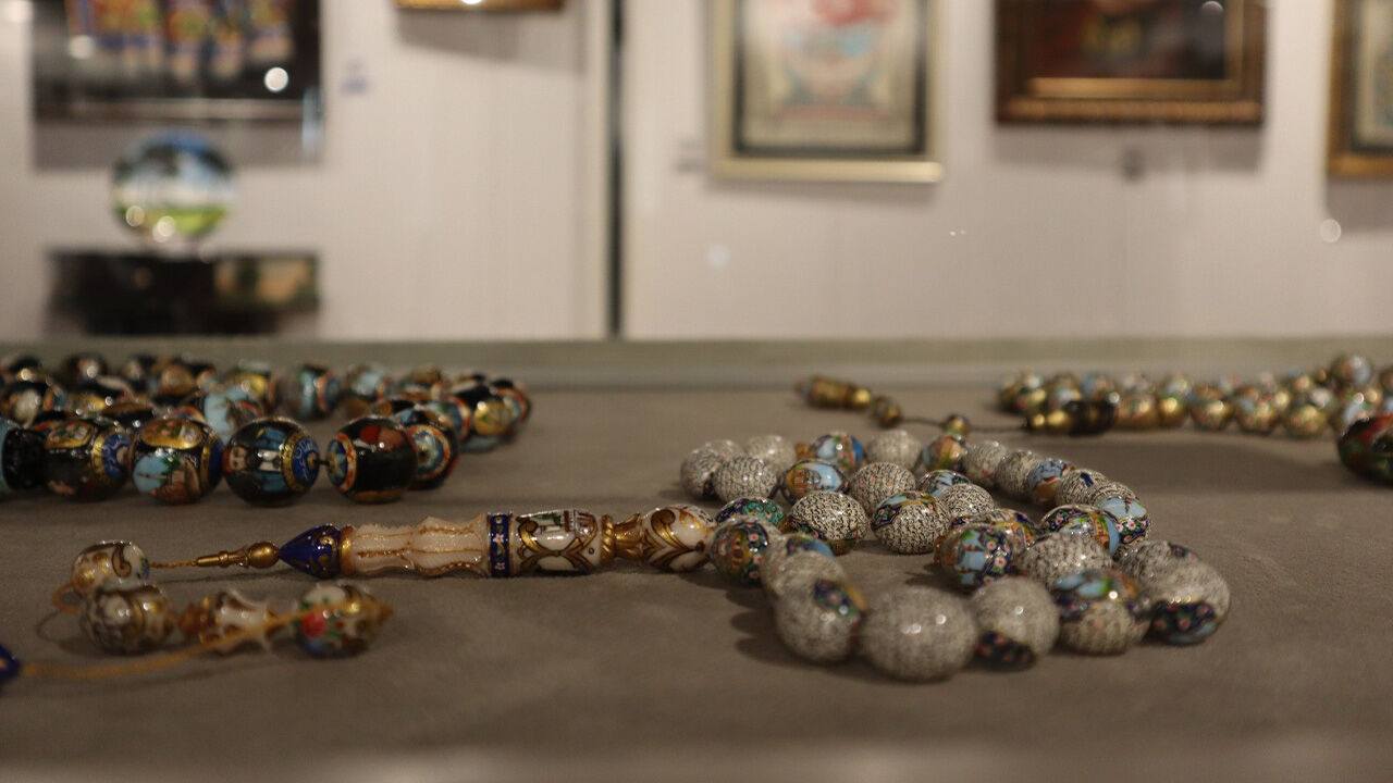 Mikro sanatı tespihle buluşturdu, büyüteçle görülebilen minyatürler üretti - 2. Resim