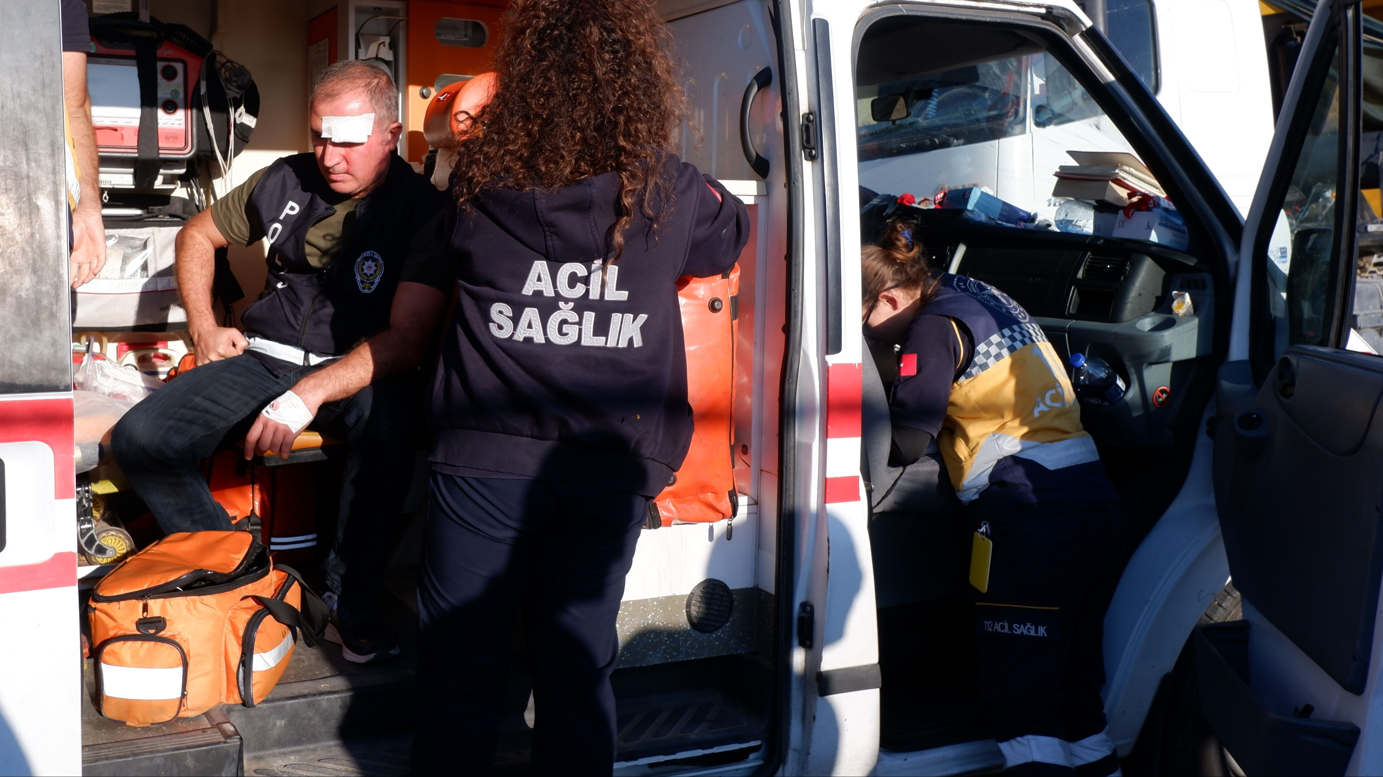 Polise bu kez yumruklu saldırı! Hastaneye kaldırıldı, gözaltılar var - 2. Resim