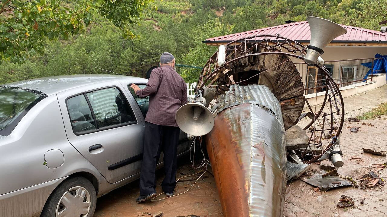 Şiddetli fırtına cami minaresini yıktı! - 2. Resim