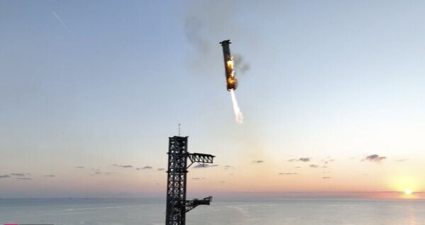 SpaceX, Super Heavy iticisini fırlatma rampasına başarıyla indirdi! SpaceX, Super Heavy iticisini fırlatma rampasına başarıyla indirdi! - 1. Resim