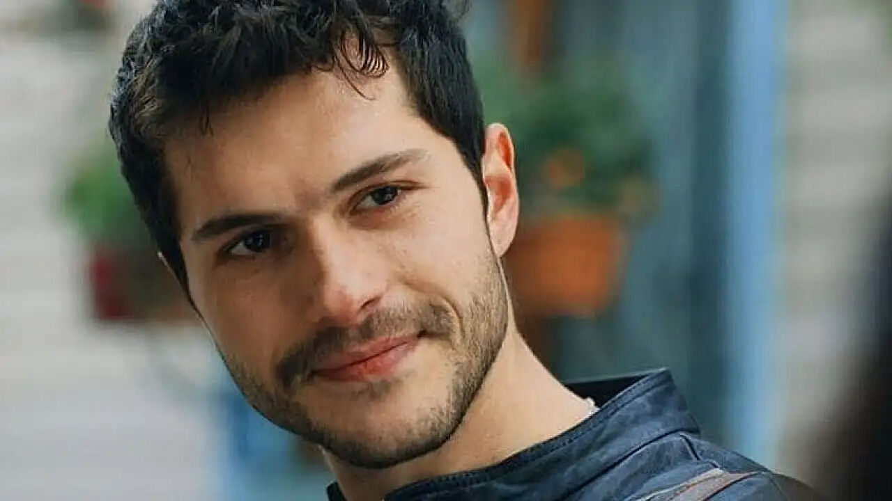 Ünlü oyuncu Alperen Duymaz baba oldu! Bebeğine koyduğu isim dikkat çekti - 1. Resim