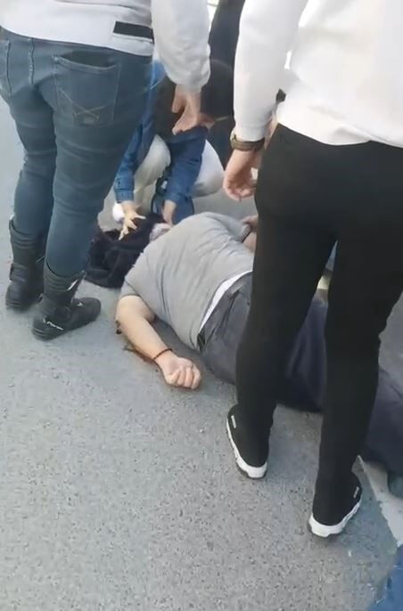 Avcılar'da dolmuşun kapısı aniden açılınca yolcu yere çakıldı, şoför kaçtı! - 1. Resim