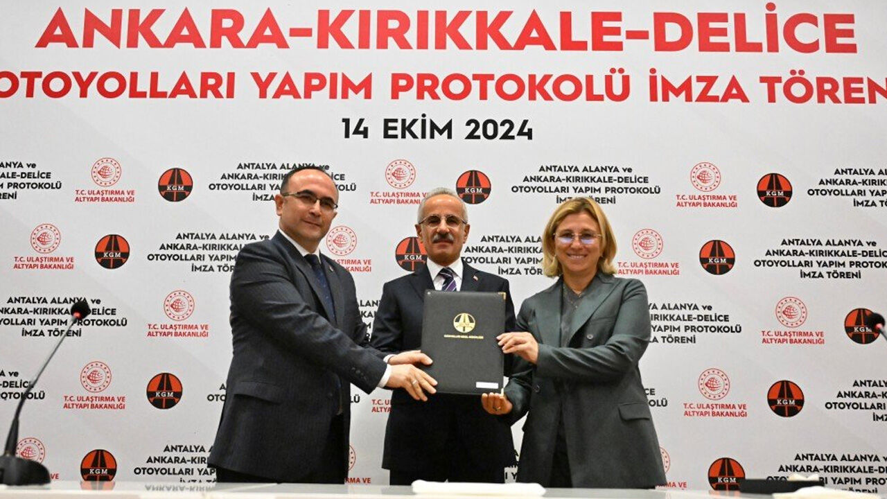 Bakan Uraloğlu, Ankara-Kırıkkale-Delice ve Antalya-Alanya otoyolları sözleşme töreninde konuştu