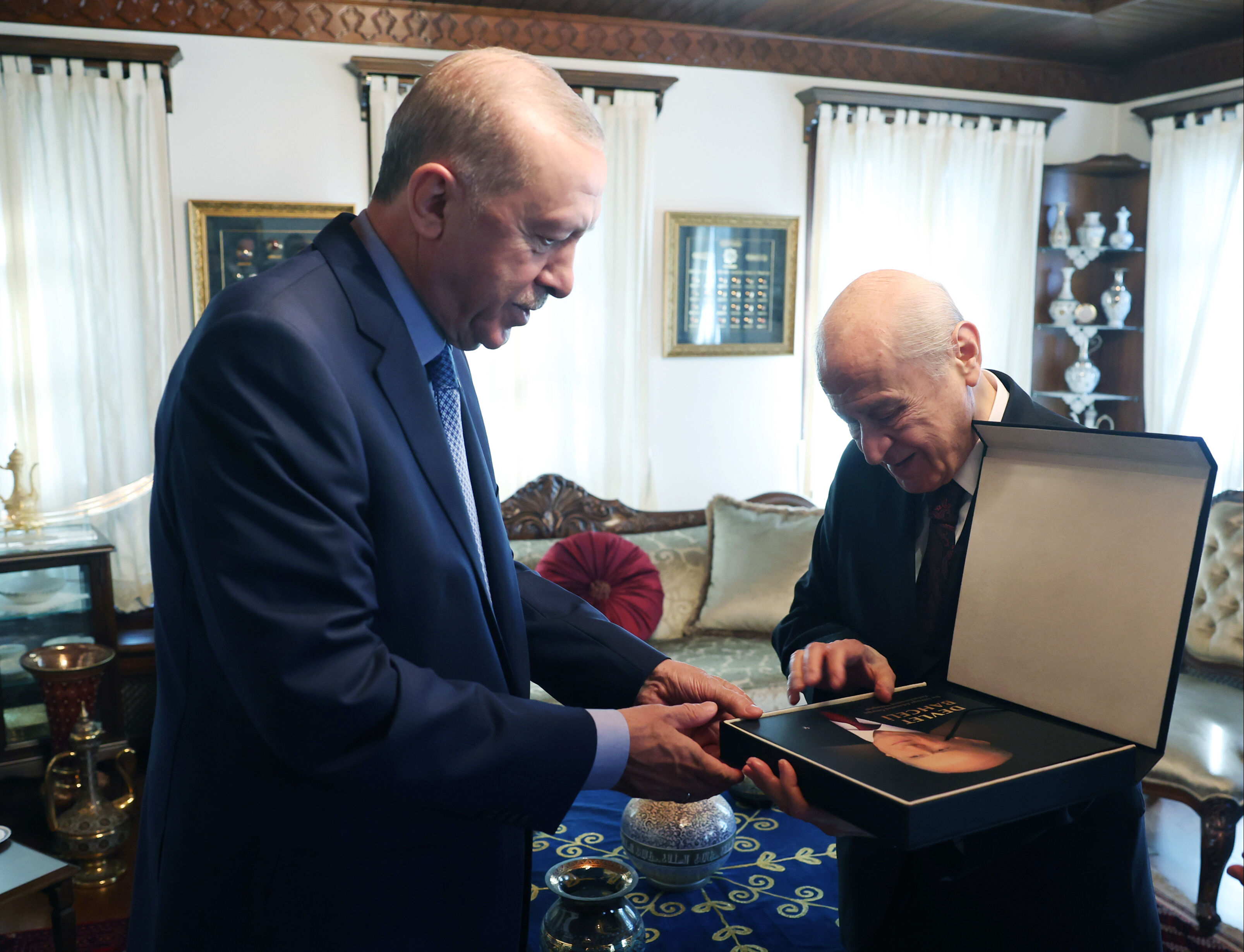 Devlet Bahçeli'den bakanlara imzalı kitap! İçindeki özel fotoğraflar gündem oldu Devlet Bahçeli'den bakanlara imzalı kitap! İçindeki özel fotoğraflar gündem oldu - 2. Resim