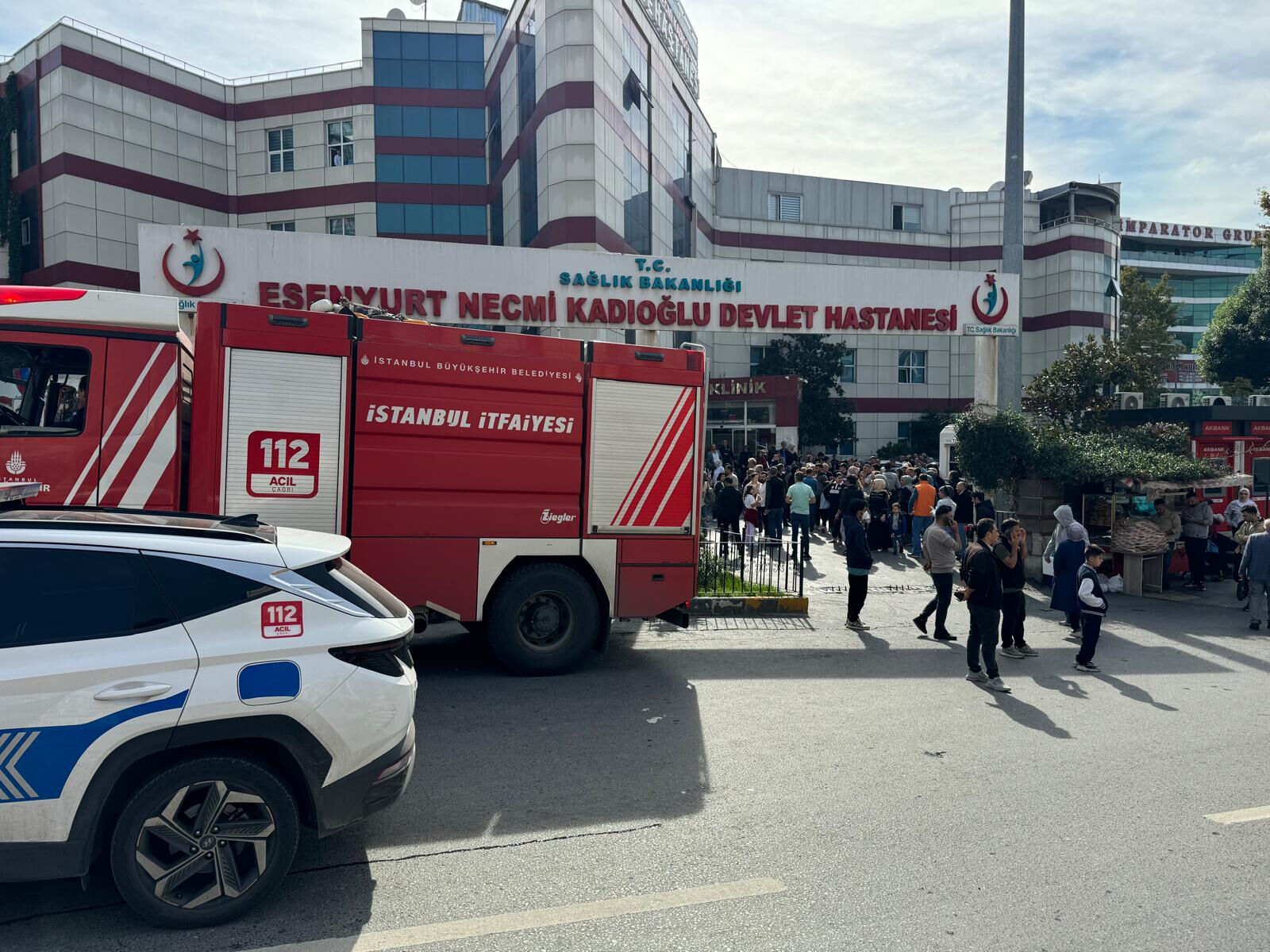 Esenyurt Devlet Hastanesi'nde yangın! Ekipler olay yerinde, hastalar tahliye ediliyor - 1. Resim