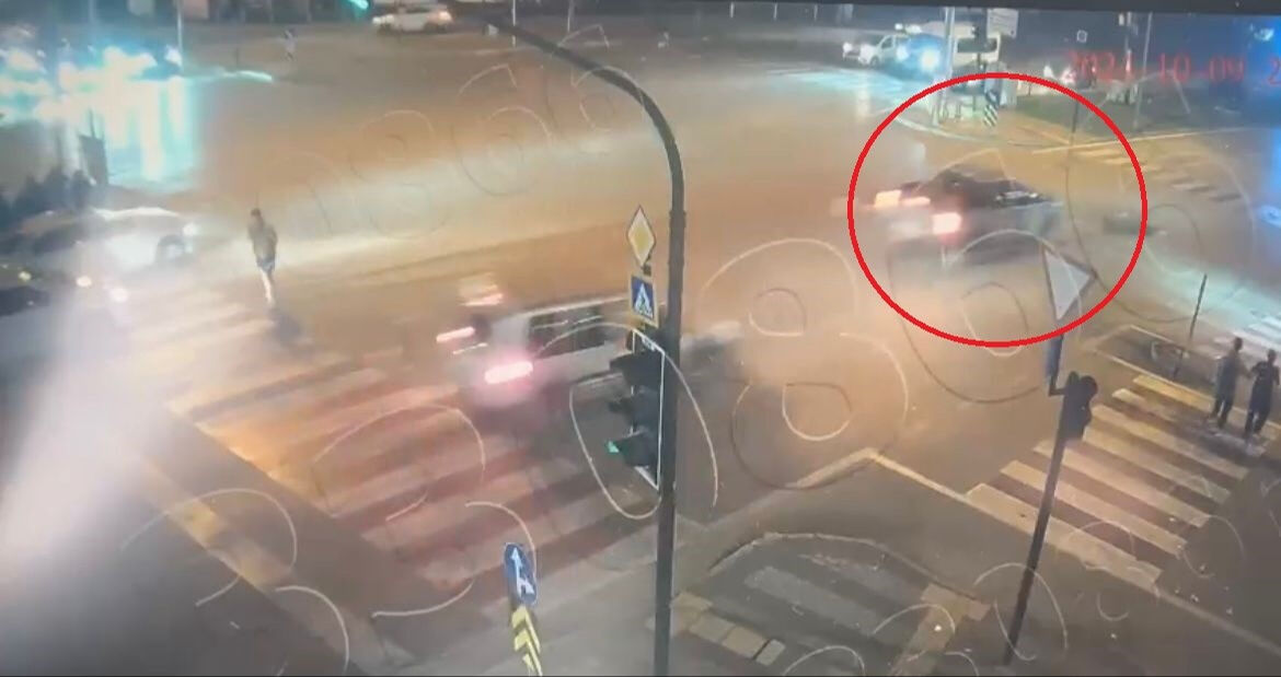 İhmaller peş peşe gelmiş! Bursa'da 16 yaşındaki Zeynep Nas Sarıkaya'nın yaralandığı kazada detaylar ortaya çıktı İhmaller peşpeşe yaşandı! Bursa'da 16 yaşındaki kızın kaza anı kameraya yansıdı - 3. Resim