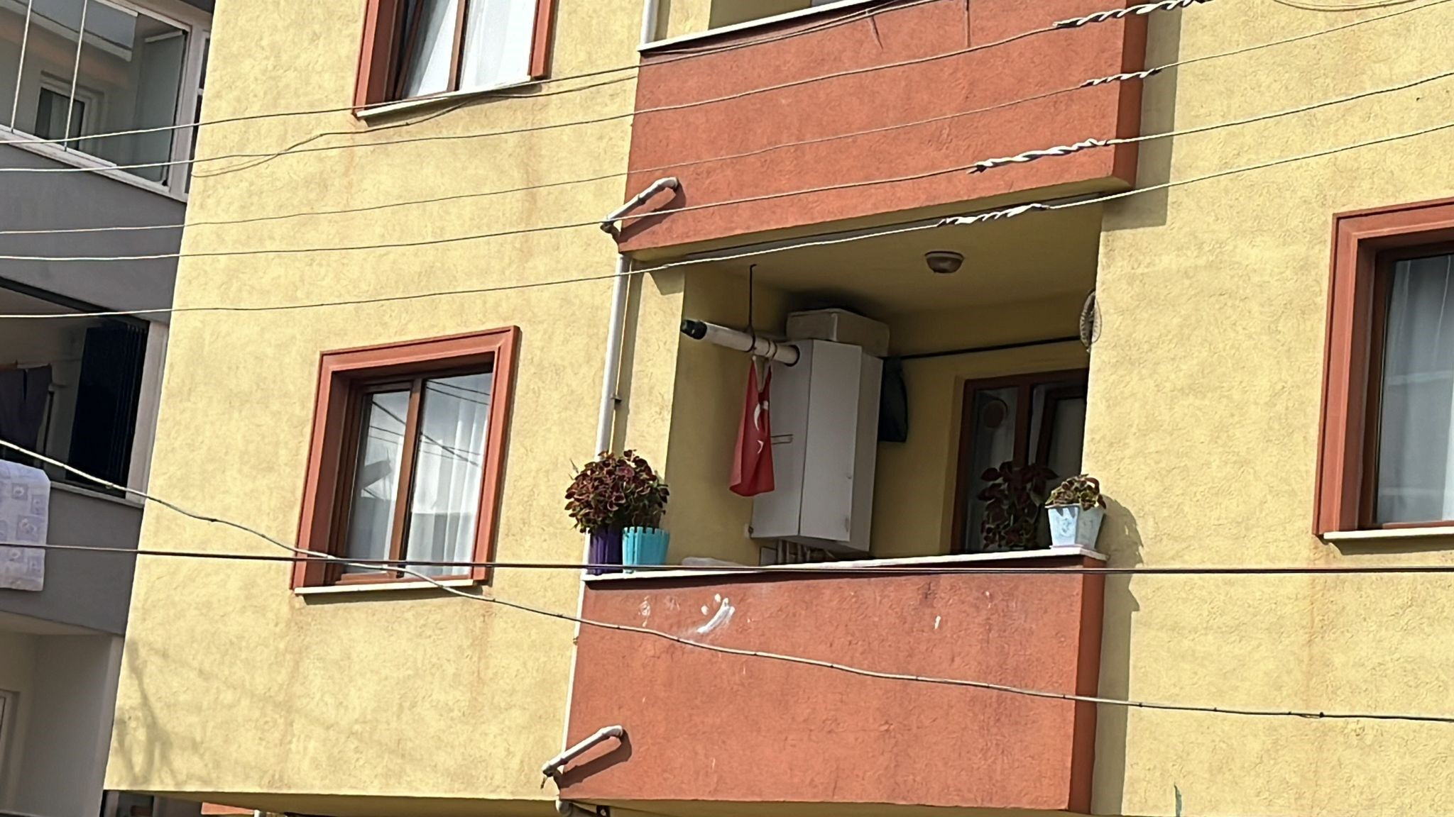 Karısını boynundan vurdu, ambulansı takip ederken yakalandı - 1. Resim