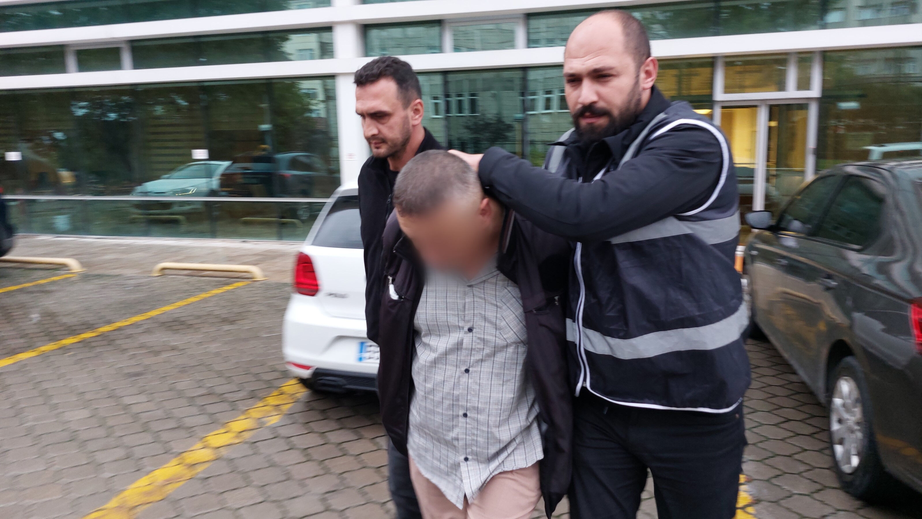 Komşular arası gürültü kavgası kanlı bitti! Döner bıçakla dehşet saçtı, az daha komşusunu öldürüyordu - 1. Resim