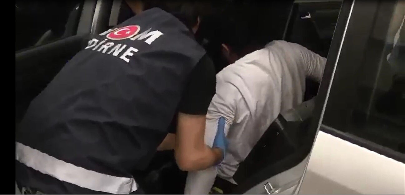 Otomobilin zulasında çıkan herkesi şaşırttı! Suriyeli kaçak göçmenler böyle yakalandı - 2. Resim