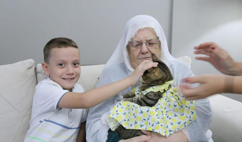 Torunlarının çektiği videolarla 82 yaşında fenomen oldu! Bu kadarını kendisi bile beklemiyordu - 1. Resim