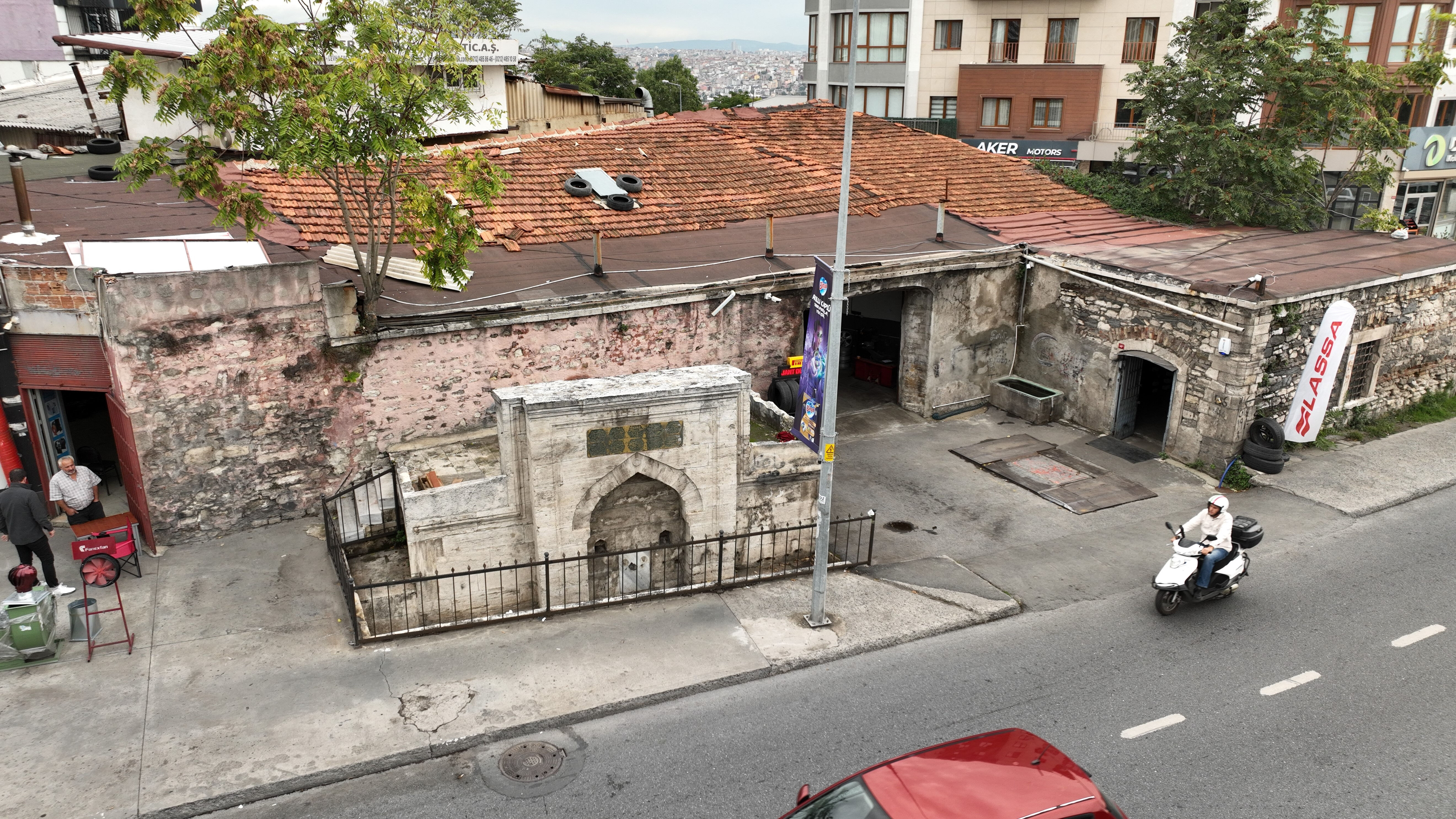 Turizme değil lastik sektörüne kazandırıldı! 400 yıllık tarihi yapı oto dükkanı oldu - 1. Resim