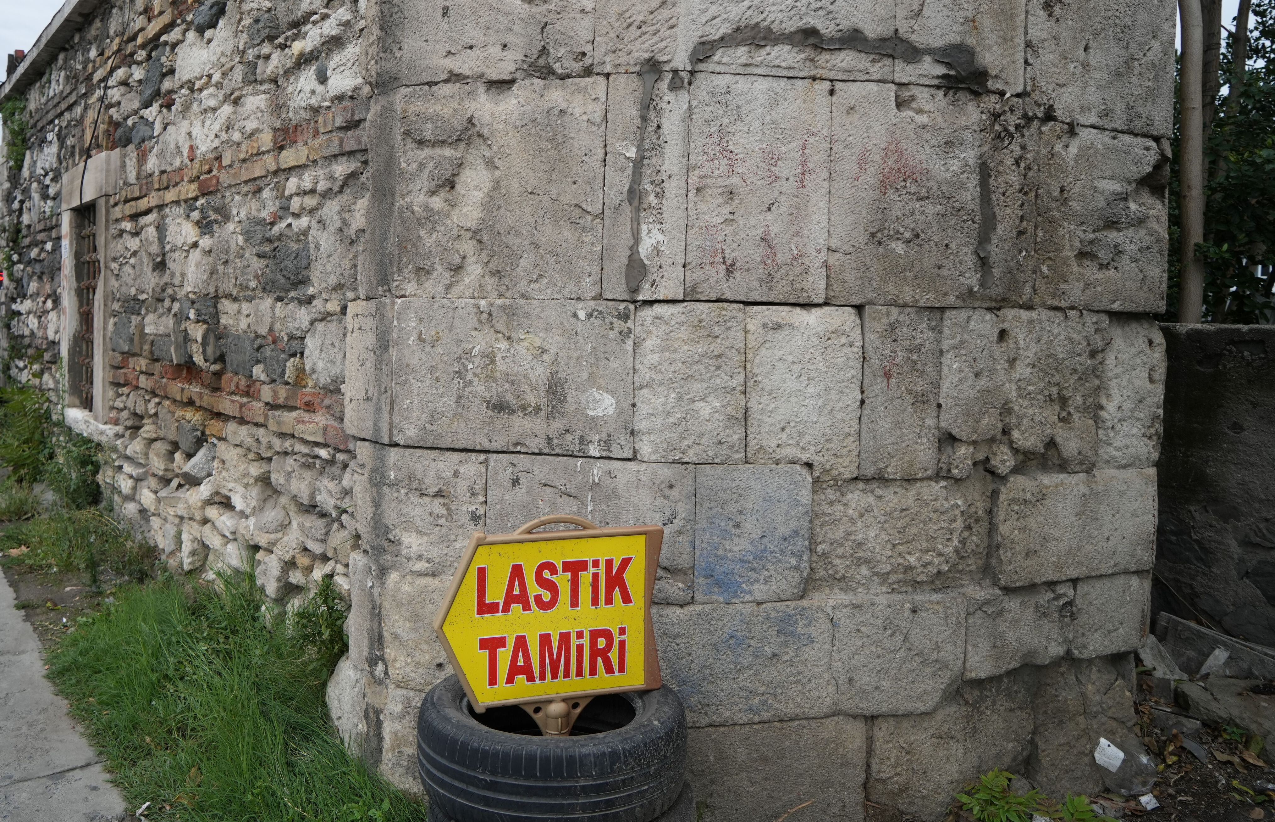 Turizme değil lastik sektörüne kazandırıldı! 400 yıllık tarihi yapı oto dükkanı oldu - 3. Resim
