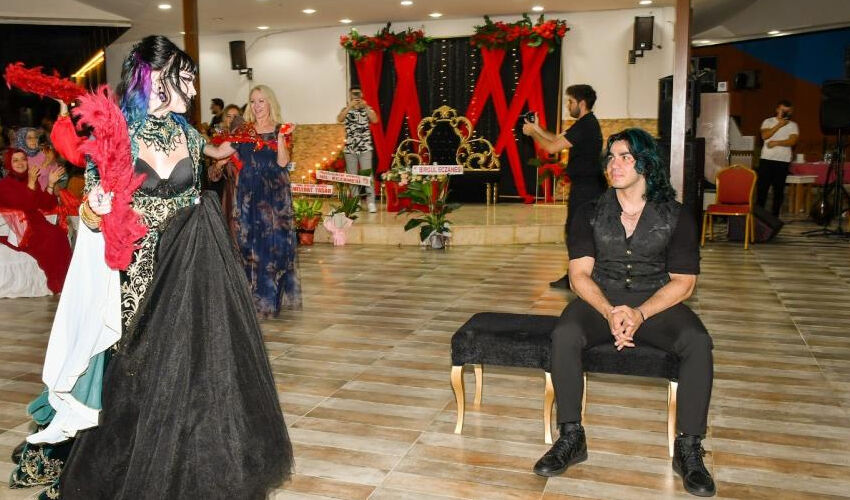 ABD’li gotik geline Türk damat! Düğüne yorum yağdı: Akrabalara ne dedikodu çıkmıştır - 4. Resim