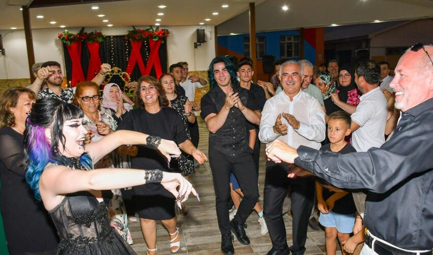 ABD’li gotik geline Türk damat! Düğüne yorum yağdı: Akrabalara ne dedikodu çıkmıştır - 2. Resim