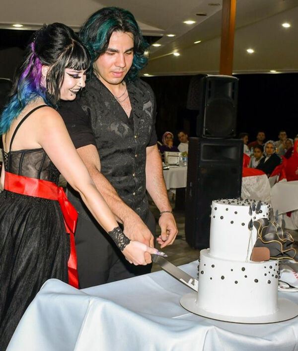 ABD’li gotik geline Türk damat! Düğüne yorum yağdı: Akrabalara ne dedikodu çıkmıştır - 3. Resim