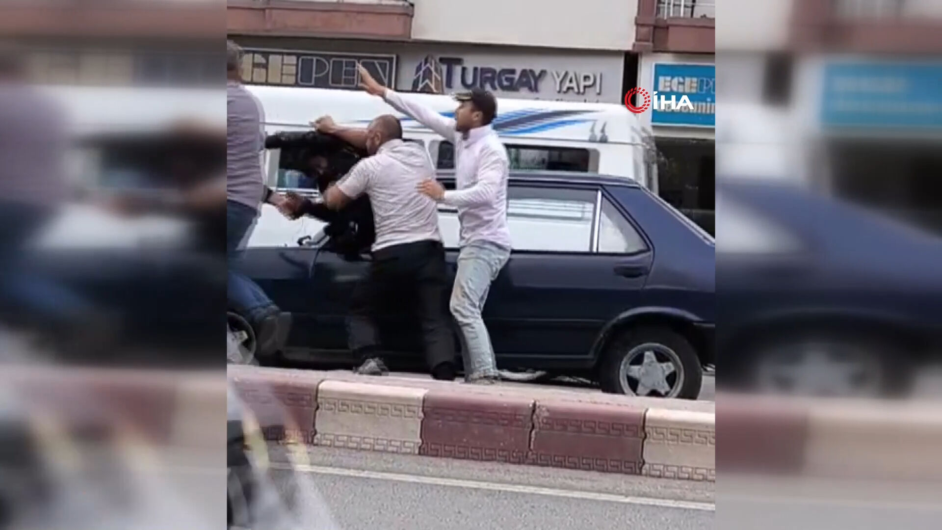 Afyonkarahisar'da yol verme kavgası! Sürücüyü camdan çıkartıp dövdüler - 2. Resim