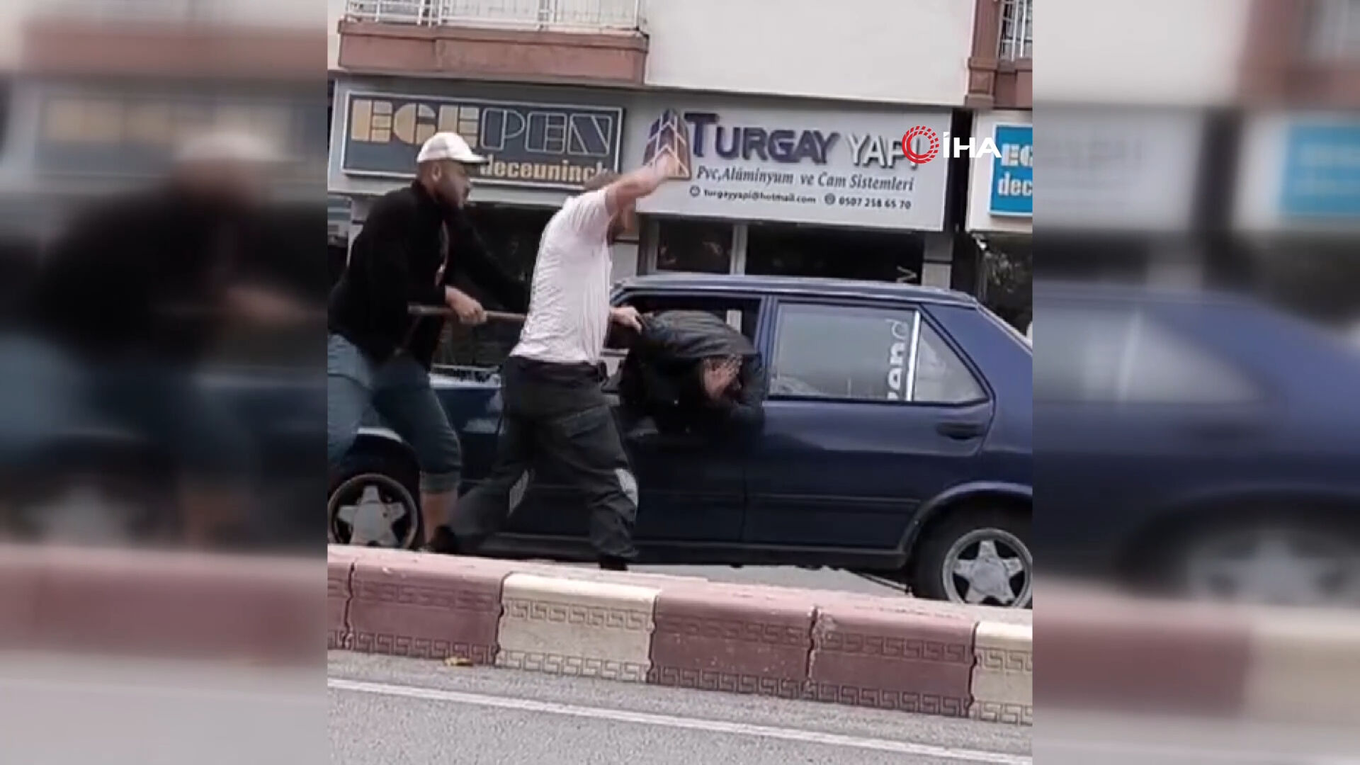 Afyonkarahisar'da yol verme kavgası! Sürücüyü camdan çıkartıp dövdüler - 1. Resim
