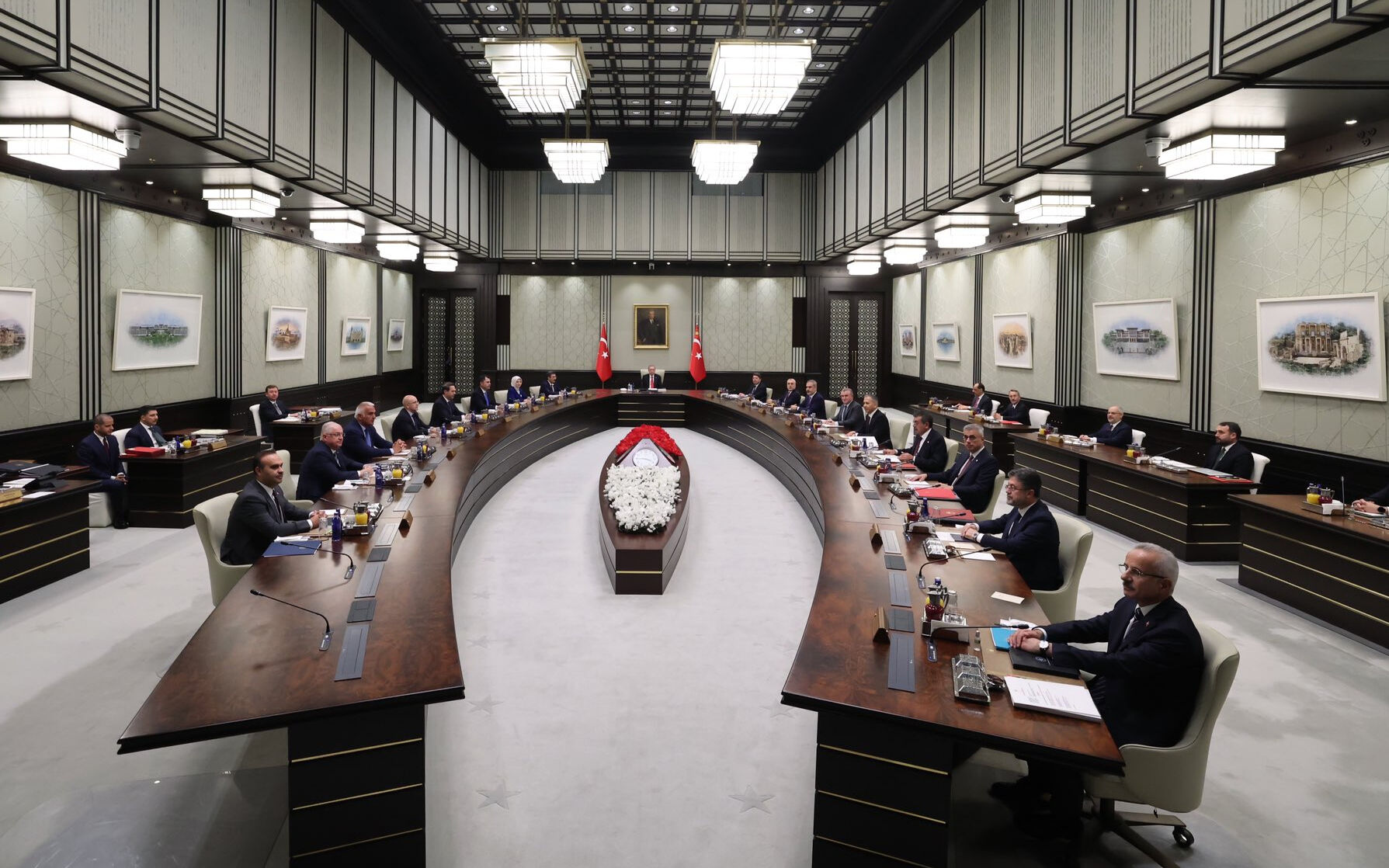 Cumhurbaşkanı Erdoğan sinyali verdi, Kabine ateşi yandı! "Sadece 4 bakanın yeri garanti" Cumhurbaşkanı Erdoğan sinyali verdi, Kabine ateşi yandı! "Sadece 4 bakanın yeri garanti" - 2. Resim