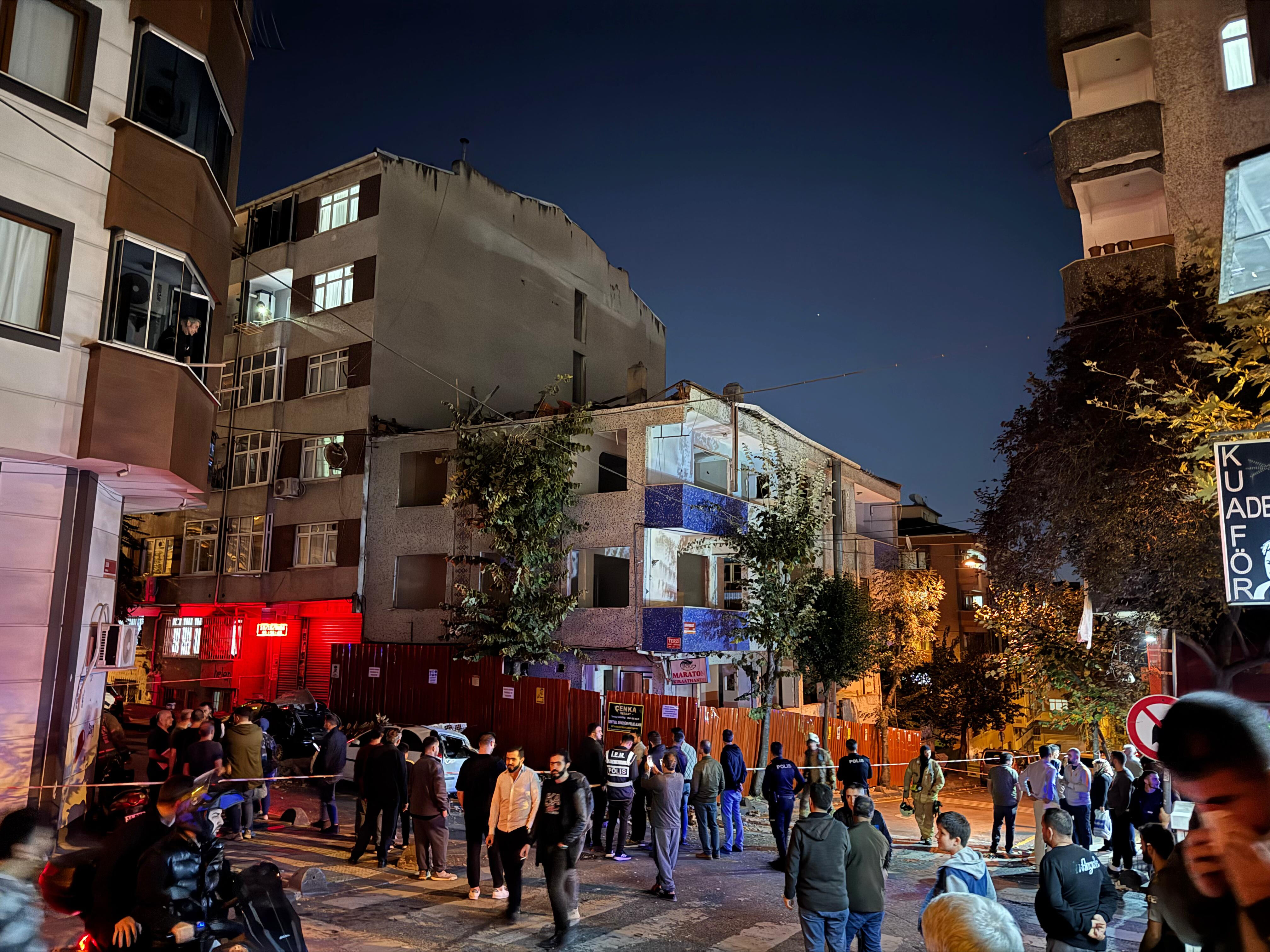 Esenler'de metruk binanın çatısı araçların üzerine çöktü - 1. Resim