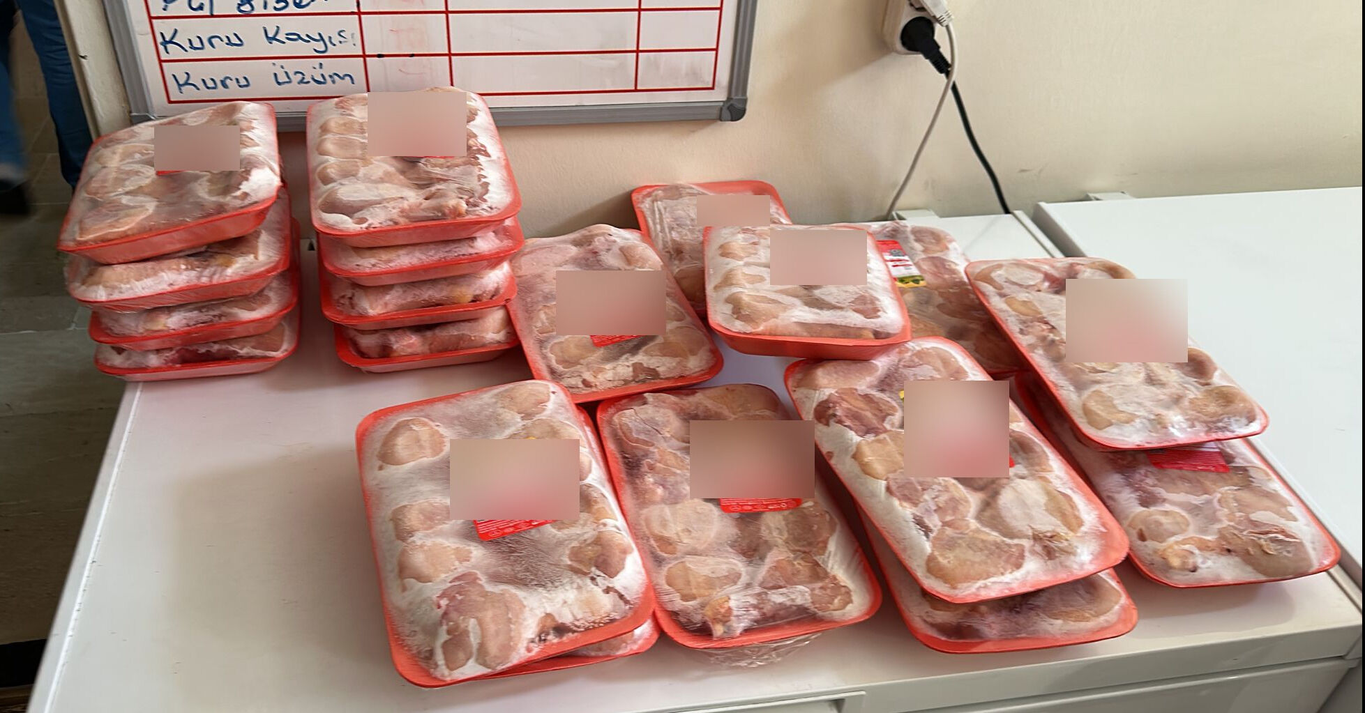 İki okula baskın! Tarihi geçmiş kilolarca ete el konuldu - 1. Resim