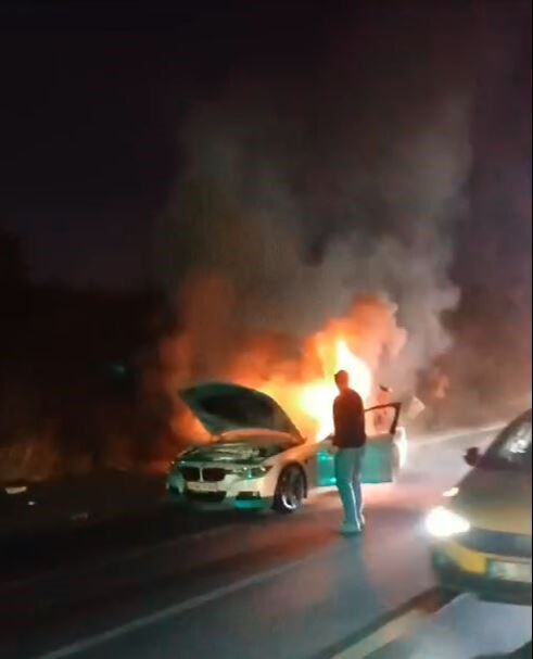 İstanbul'da sıcak dakikalar! Cayır cayır yanan araç bomba gibi patladı - 1. Resim