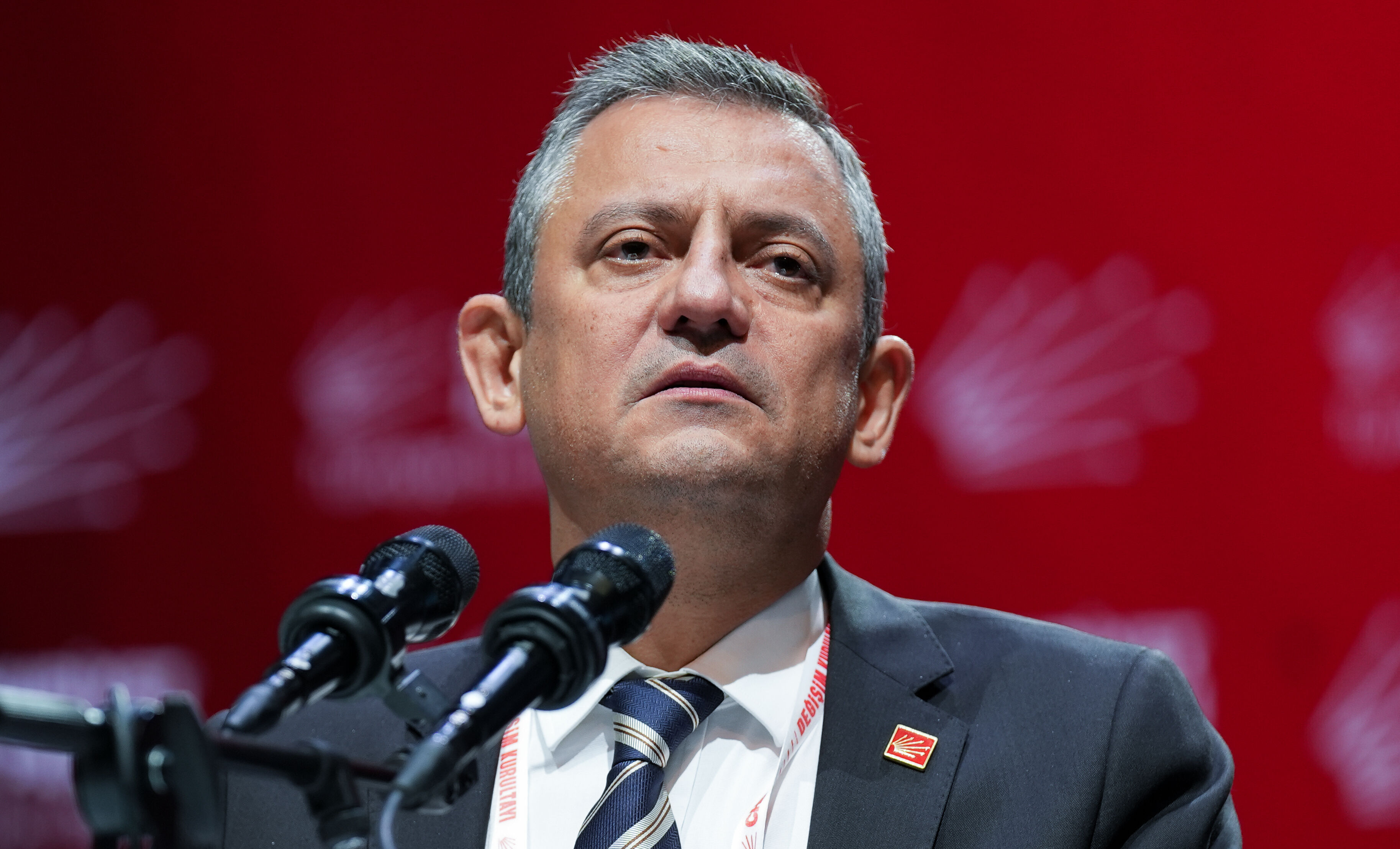 Kredi kartı vergisi Özgür Özel'i küplere bindirdi: Öyle ya da böyle taslaktan çıkaracaksın - 1. Resim