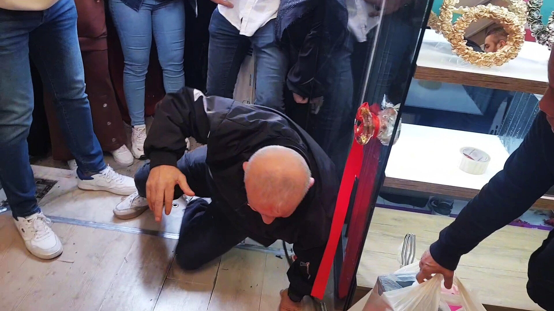 Mağaza açılışında indirim izdihamı! Yerlere düşüp birbirlerini ezdiler - 3. Resim