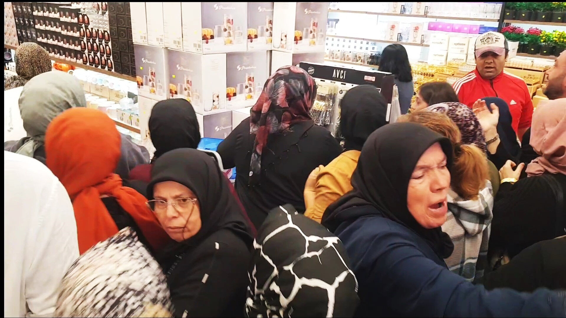 Mağaza açılışında indirim izdihamı! Yerlere düşüp birbirlerini ezdiler - 2. Resim
