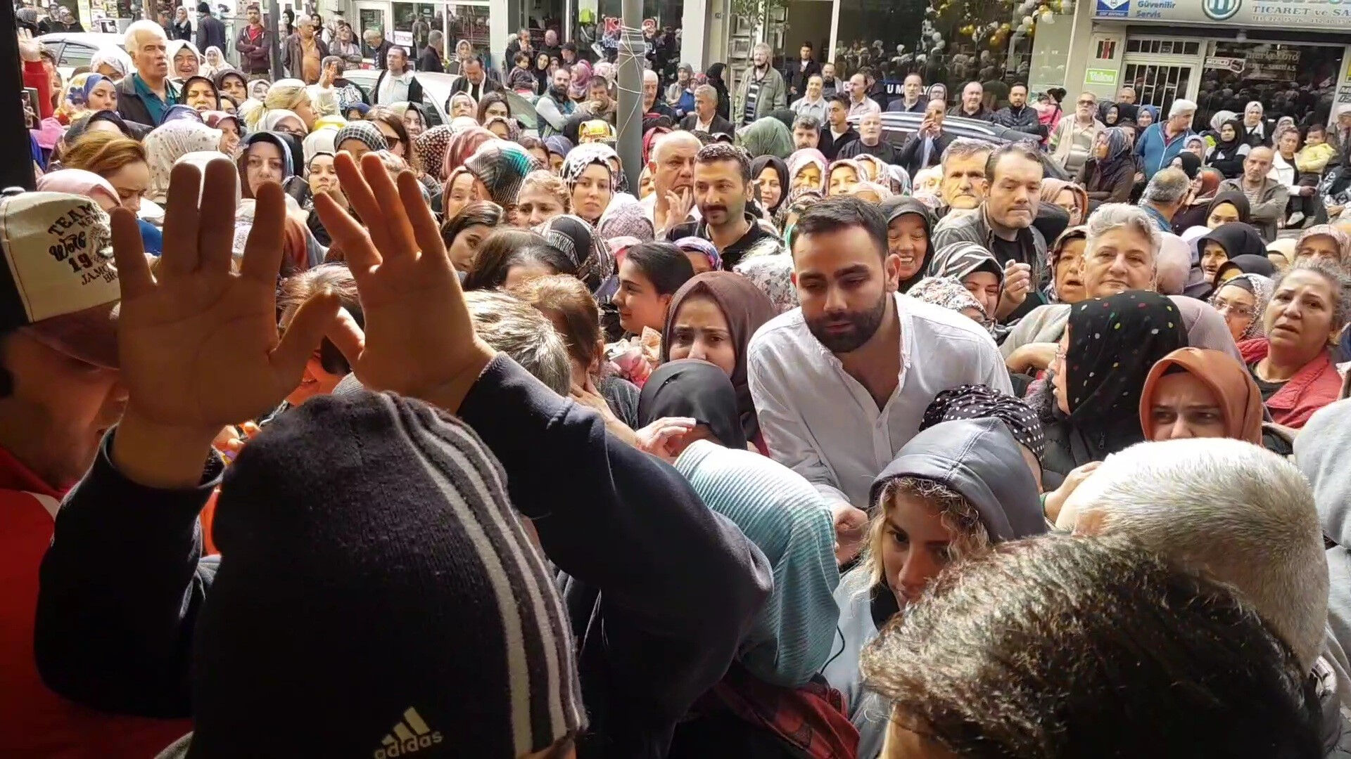 Mağaza açılışında indirim izdihamı! Yerlere düşüp birbirlerini ezdiler - 1. Resim