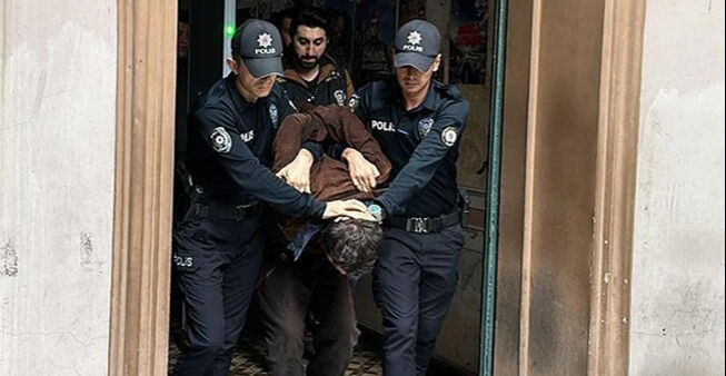 Polisi bıçaklayan Oytun'un annesinden olay sözler: Benimle ölümü deneyimlemek istiyordu - 3. Resim