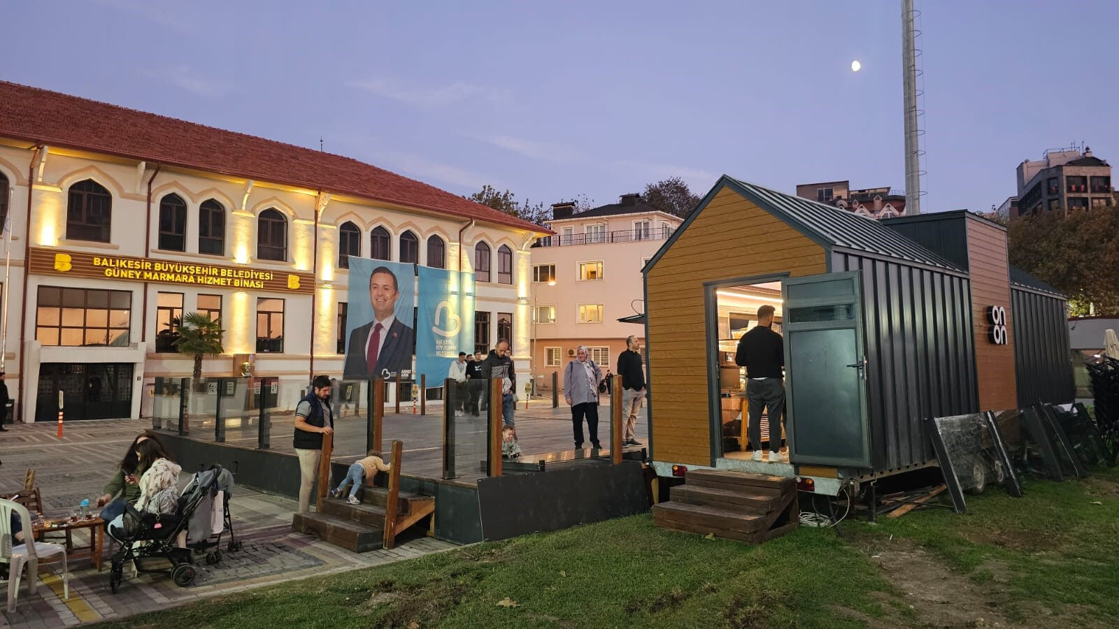 Tarihi binanın etrafı kafelerle sarıldı, tartışmalar alevlendi! Balıkesir'de halk belediyeye tepkili... Tarihi binanın etrafı kafelerle sarıldı, tartışmalar alevlendi! Balıkesir'de halk belediyeye tepkili... - 2. Resim