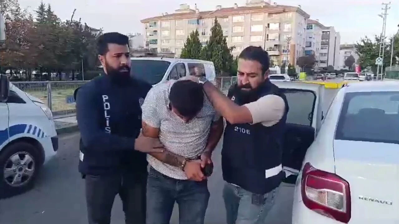 17 yaşındaki genç kızı dolmuşta taciz etti! 9 cinsel saldırı suçu var, cezaevinden izinli çıkmış 17 yaşındaki genç kızı dolmuşta taciz etti! 9 cinsel saldırı suçu var, cezaevinden izinli çıkmış - 1. Resim
