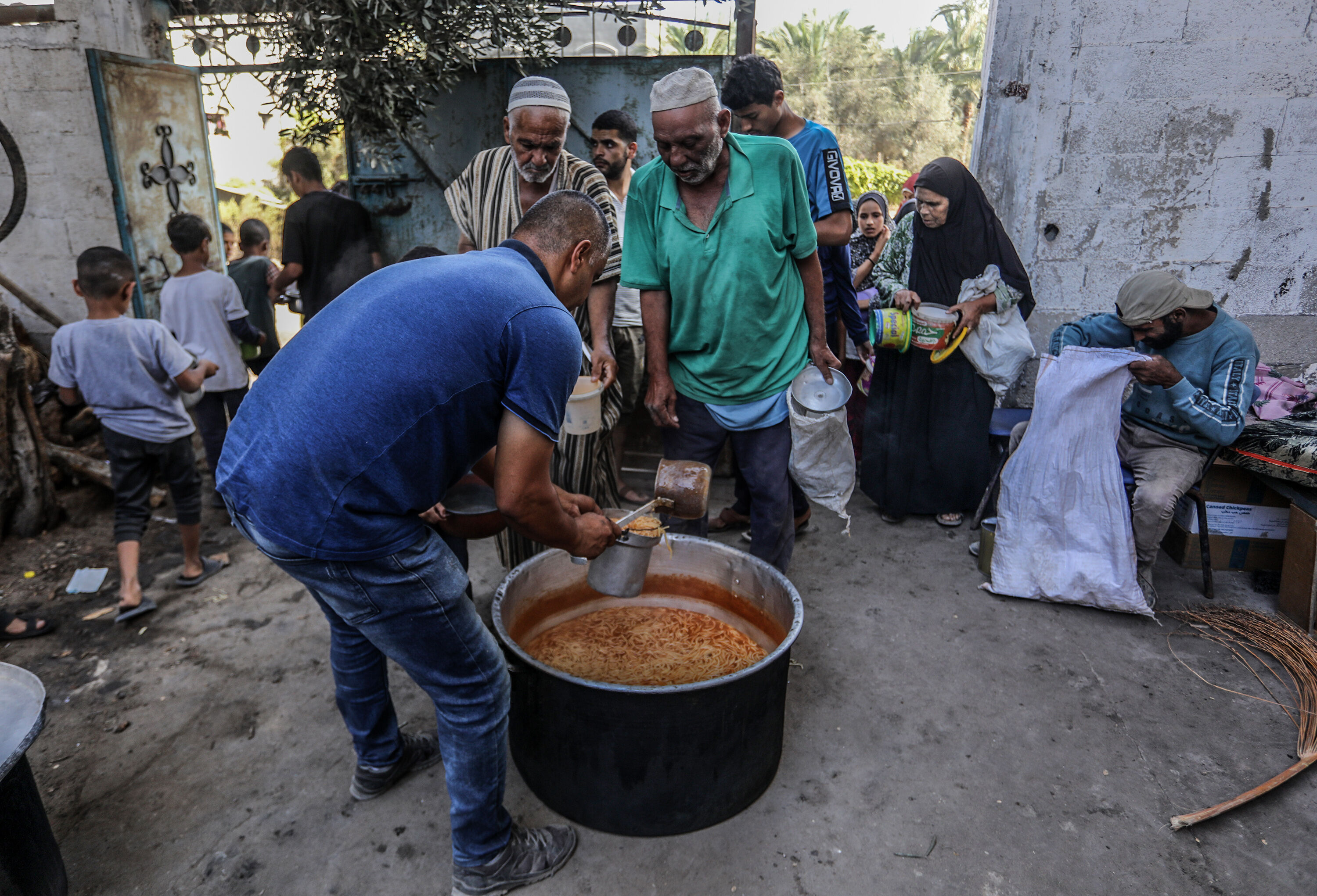 ABD'nin 30 gün uyarısı sonuç verdi: İsrail, Gazze'ye 50 kamyon yardımın girdiğini duyurdu - 2. Resim