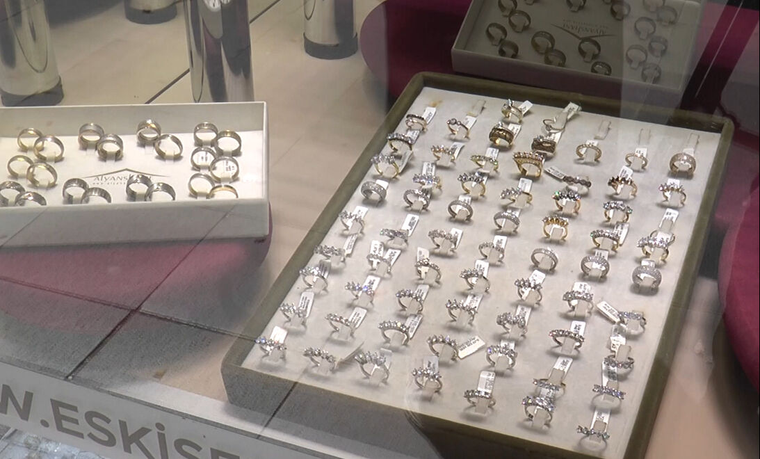 Afyonkarahisar'daki kamu bankasından 8 kilogram altın çalındı iddiası! Gurbetçi aile hayatını şokunu yaşadı - 4. Resim