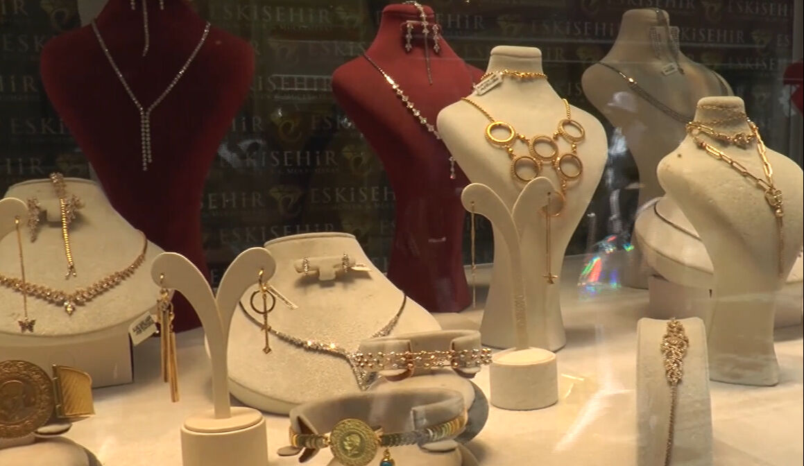 Afyonkarahisar'daki kamu bankasından 8 kilogram altın çalındı iddiası! Gurbetçi aile hayatını şokunu yaşadı - 3. Resim