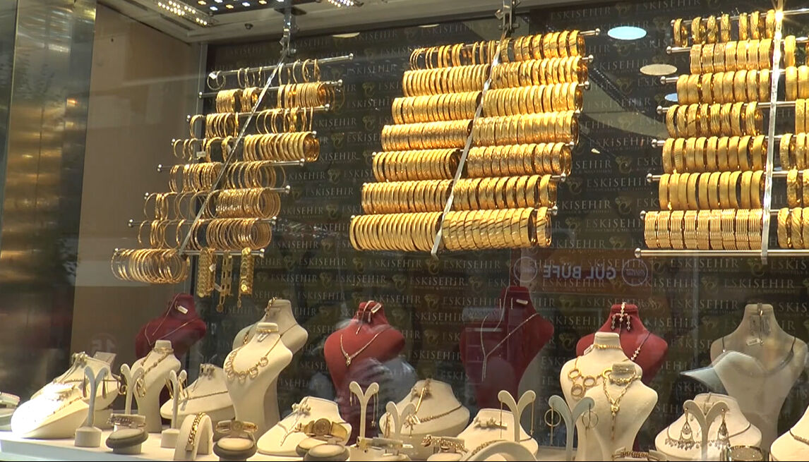 Afyonkarahisar'daki kamu bankasından 8 kilogram altın çalındı iddiası! Gurbetçi aile hayatını şokunu yaşadı - 2. Resim