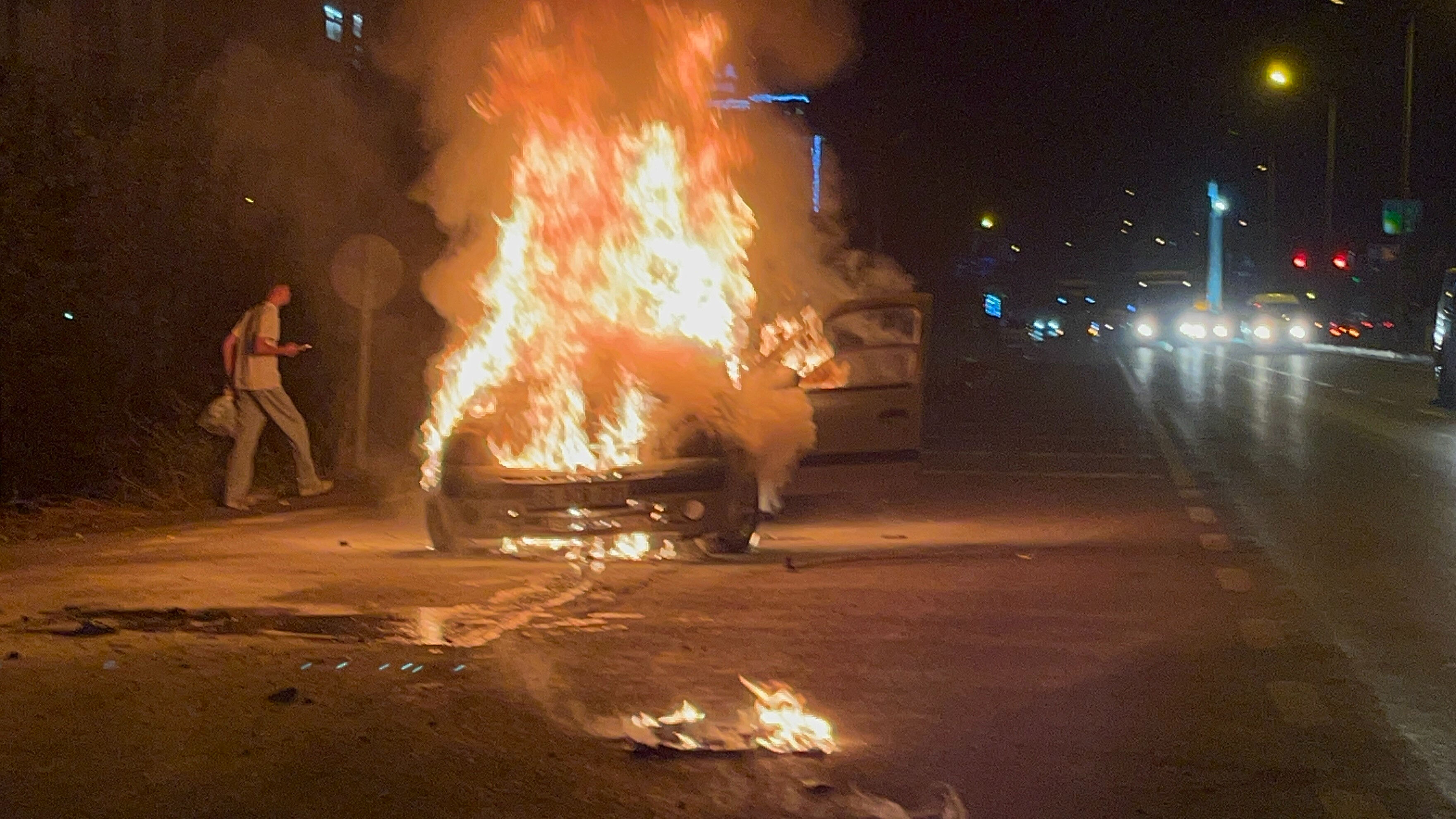 Aksaray'da otomobil hareket halindeyken alev topuna d&ouml;nd&uuml;! - 1. Resim