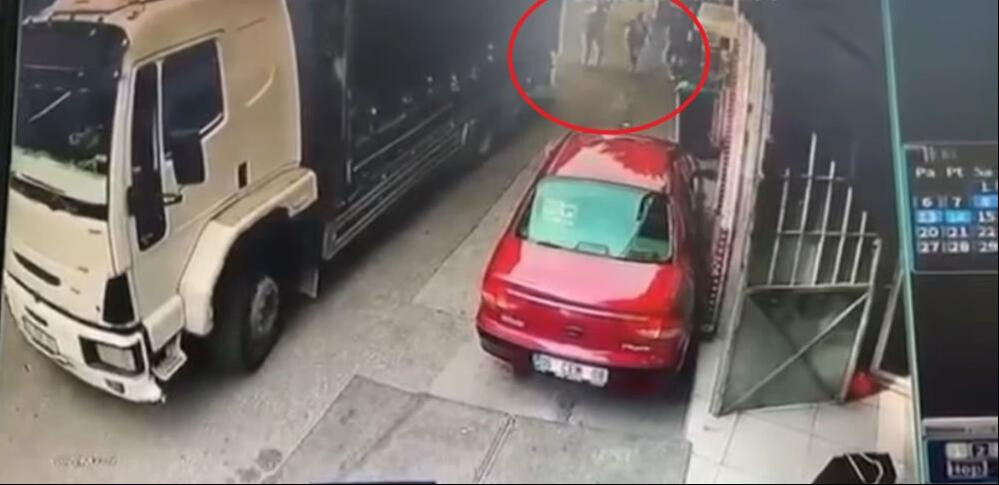 Bursa'da el freni çekilmeyen tır hareket etti! Olay fark eden bir kişi faciayı son anda önledi - 1. Resim