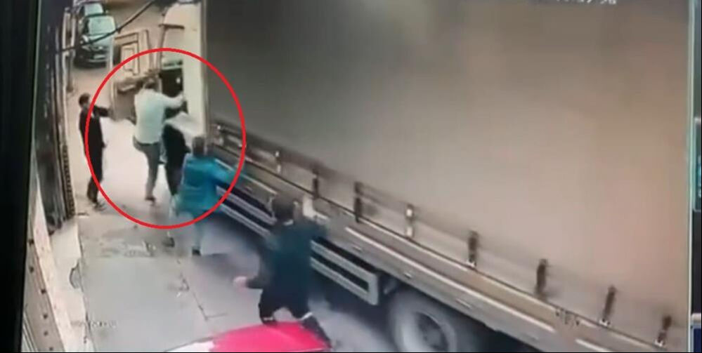 Bursa'da el freni çekilmeyen tır hareket etti! Olay fark eden bir kişi faciayı son anda önledi - 3. Resim