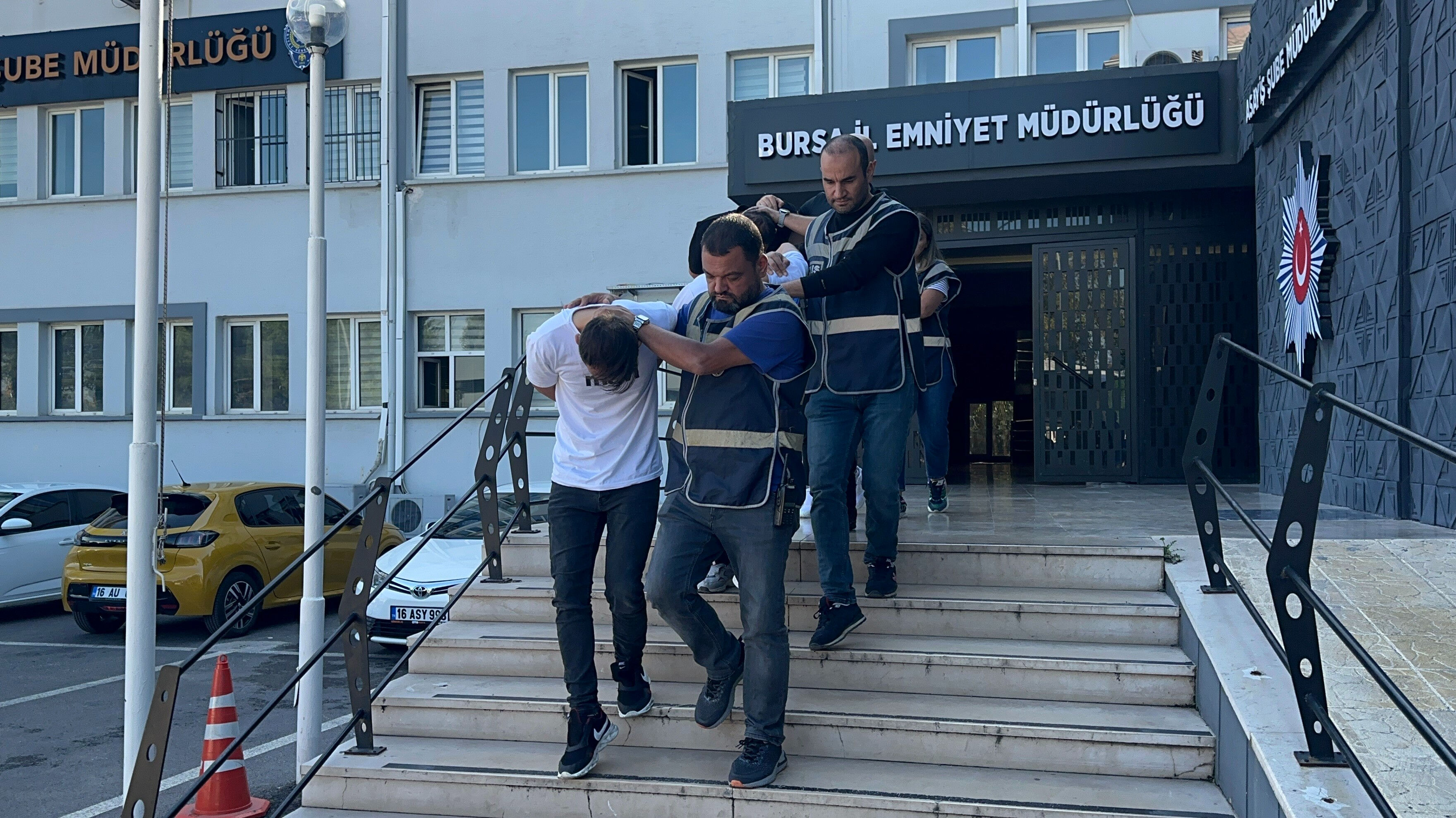 Bursa'da Özbekistan uyruklu kadınları fuhşa zorlayan şüpheliler enselendi - 2. Resim