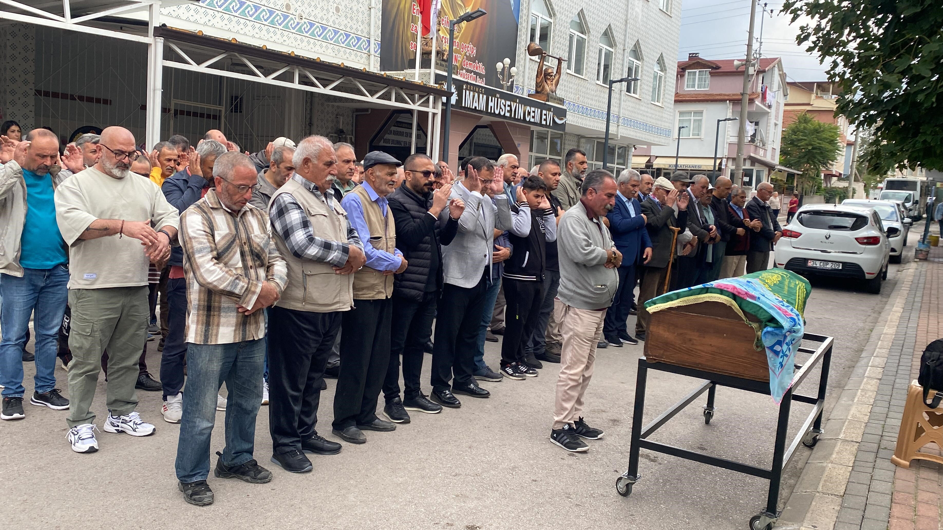 Cansız bedeni otoyol kenarında bulunmuştu: 87 yaşındaki Emine Teyze 3 sonra defnedildi - 4. Resim